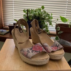 Patterned wedge sandals